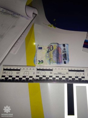 Чоловік намагався дати хабаря патрульним – 02