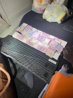 У бардачку та в сумках: чоловік сховав в автомобілі Крайслер понад 3 мільйони – 04