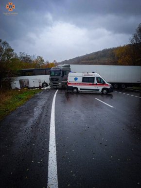Внаслідок моторошної ДТП на Закарпатті загинуло 2 людей. Поліція розповіла подробиці – 05 Внаслідок моторошної ДТП на Закарпатті загинуло 2 людей. Поліція розповіла подробиці – 05