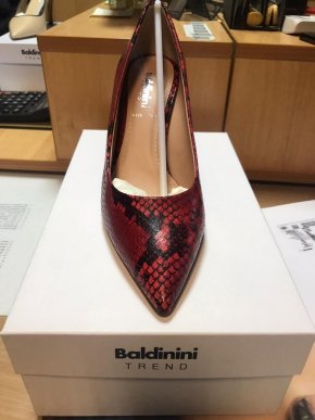 Закарпатські митники вилучили 83 пари брендового взуття – 02