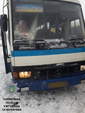 ДТП на Мукачівщині: біля Клячанова "Volkswagen" зіткнувся з рейсовим автобусом – 02