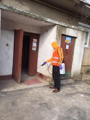 У Мукачеві дезінфікують автобусні зупинки та під’їзди багатоповерхівок – 03