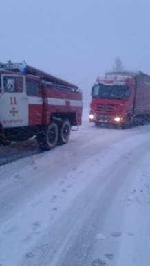 На трасі "Київ-Чоп" відкрили рух для вантажівок – 02