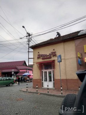 У центральній частині Мукачева чоловік виліз на дах будівлі і кидав на дорогу черепицю – 06