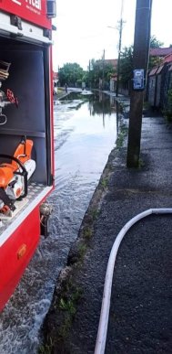 В Ужгороді рятувальники працюють над ліквідацією наслідків негоди – 01 В Ужгороді рятувальники працюють над ліквідацією наслідків негоди – 01