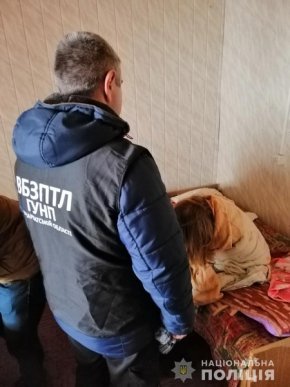 21-річна ужгородка надавала послуги інтимного характеру – 02