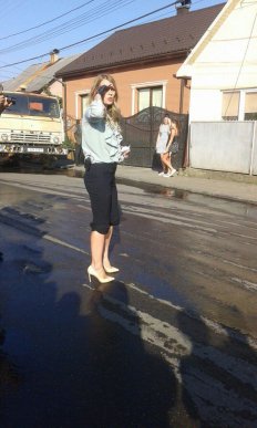 Ольга Фреймут завітала до Хуста та пройшлася на каблуках по місцевих калюжах – 07