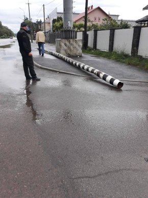 У Мукачеві водій вантажівки пошкодив обмежувач руху – 04