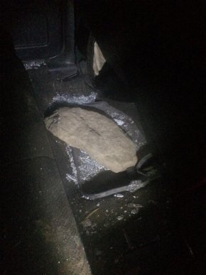 Під час патрулювання поліцейським палицею побили службову машину – 04