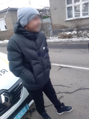 Патрулюючи Мукачево, правоохоронці помітили підозрілого чоловіка – 01 Патрулюючи Мукачево, правоохоронці помітили підозрілого чоловіка – 01
