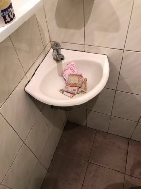Гроші в унітазі та умивальнику: оприлюднено фото із затримання прикордонника-хабарника – 02