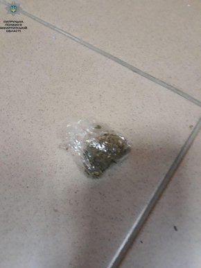 У Мукачеві патрульні навідалися у заклад національної лотереї. Знайшли чимало цікавого – 05