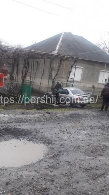 На Мукачівщині не розминулись вантажівка та легковий автомобіль – 02 На Мукачівщині не розминулись вантажівка та легковий автомобіль – 02