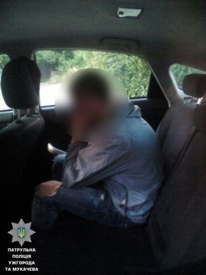 Патрульні піймали "на гарячому" чоловіків, які грабували квартиру – 06