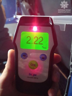 П’яний водій у Чопі скоїв ДТП: пошкодив дорожній знак, електроопору та два дерева – 06