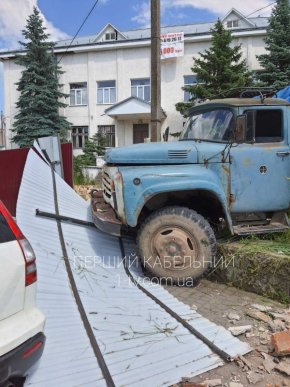 В центрі Мукачева вантажівка протаранила огорожу – 01 В центрі Мукачева вантажівка протаранила огорожу – 01