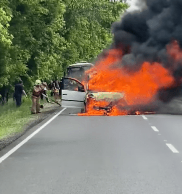 Жахлива пожежа: посеред дороги згорів вщент автомобіль – 01