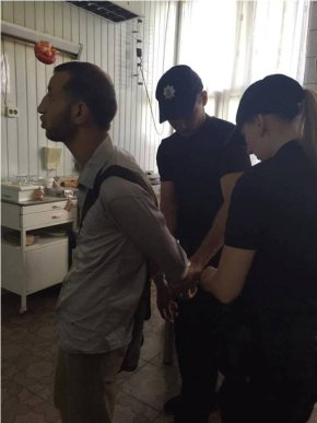 У Мукачеві чоловік жебракував із майже бездиханною дитиною на руках, в якої вже були конвульсії ніжок – 04