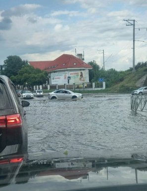 Град, поламані дерева і затоплені вулиці: Ужгород накрила негода – 02