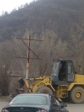 У Мукачеві демонтували незаконно встановлені білборди – 05 У Мукачеві демонтували незаконно встановлені білборди – 05