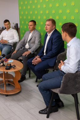 У Мукачеві презентували офіс партії "Слуга Народу" – 02