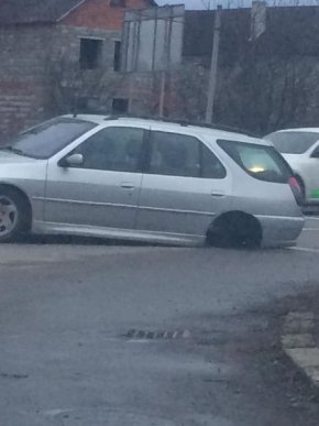 В Ужгороді автомобіль залишився без коліс: відео з місця аварії  – 01