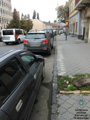 Патрульні провели профілактичні бесіди з водіями, які неправильно паркуються – 03