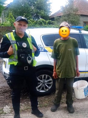 Патрульні допомогли дістатись додому чоловіку, який заблукав у лісі – 02