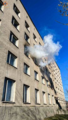 На третьому поверсі гуртожитку виникла пожежа. Рятувальники евакуювали студента – 02