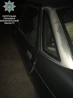 Патрульні піймали "на гарячому" чоловіка, який обкрадав вночі автомобілі – 05