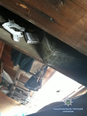 Двоє чоловіків нахабно оселилися у чужому помешканні – 02