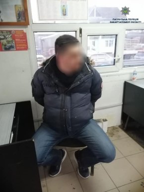 Почали агресивно поводитися: поліція затримала двох чоловіків – 01 Почали агресивно поводитися: поліція затримала двох чоловіків – 01