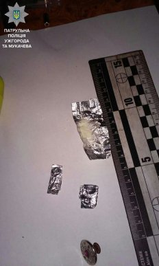 Патрульні Ужгорода затримали чоловіка під час вживання наркотиків – 02