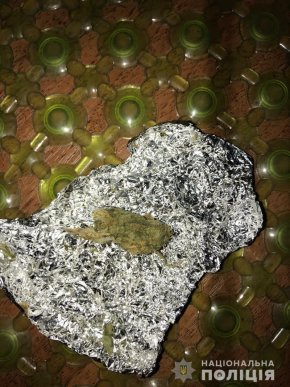 Чоловік ховав наркотики у кухонній шафі – 02