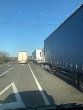 Через черги з вантажівок на об’їзній Ужгорода ускладнено рух – 01