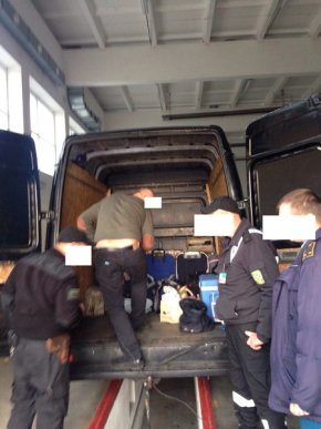 Українець вигадав, як перевезти через кордон контрабанду так, щоб службовий собака не відчув запаху – 02