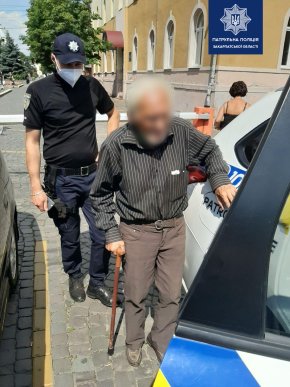 У центрі Мукачева літній чоловік потребував допомоги – 02