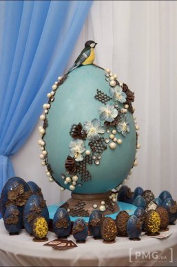 У Мукачеві відкрили виставку велетенських шоколадних писанок – 14