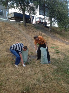 Свідомі мукачівці очищали набережну міста від сміття (ФОТО) – 23 Свідомі мукачівці очищали набережну міста від сміття (ФОТО) – 23