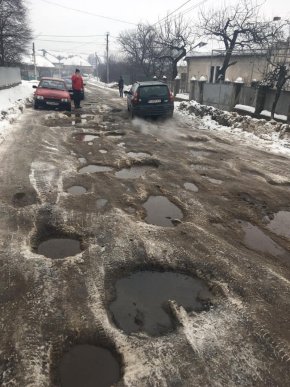 На Закарпатті після суспільного розголосу голова села пішов засипати ями на дорозі – 01