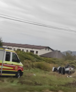 Аварія поблизу Мукачева: авто перекинулось на дах – 03