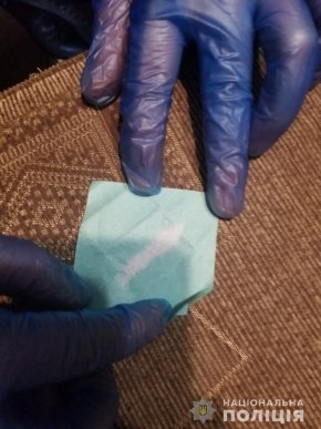 Поліцейські Тячівщини спіймали “на гарячому” наркоторговця: ВІДЕО – 01