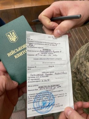 На Закарпатті колишньому генпрокурору Рябошапці вручили повістку до військкомату – 02
