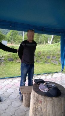 Патрульні затримали двох зловмисників, які обікрали магазин у Нижньому Солотвині – 06