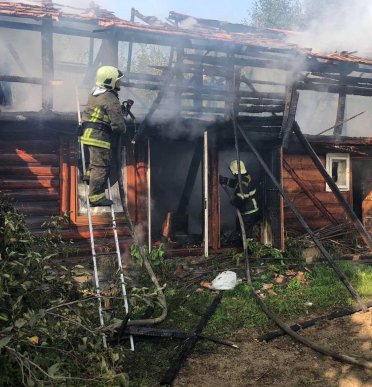 У Міжгір’ї ледь не згорів будинок: з’явилися фото з місця події – 03