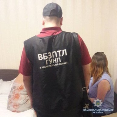 Інтим за 800 гривень: у готелі піймали повію та звідницю – 01