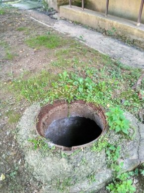 На одній із вулиць Мукачева за ніч зникли всі кришки каналізаційних люків – 01
