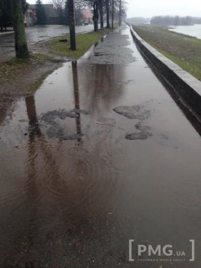 Окремі вулиці, тротуари та частина набережної Мукачева – у воді. Люди не приховують обурення – 05 Окремі вулиці, тротуари та частина набережної Мукачева – у воді. Люди не приховують обурення – 05