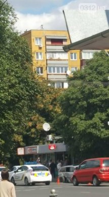 Після зіткнення з "Фольксвагеном", "Хюндай" ледь не влетів у натовп на зупинці – 03