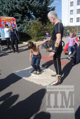 Сергій Вінер разом з вихованцями продемонстували мукачівським велосипедистам власні трюки (ФОТО) – 04 Сергій Вінер разом з вихованцями продемонстували мукачівським велосипедистам власні трюки (ФОТО) – 04